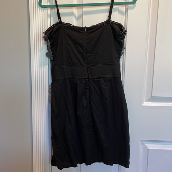 Little Black MM Couture dress with textured flowers and pockets! Size M - Picture 4 of 7